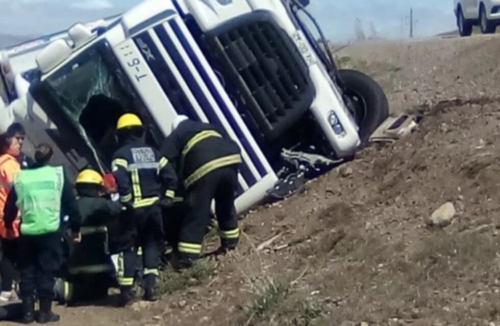 Volcaron dos vehículos cerca de Esquel producto de los intensos vientos