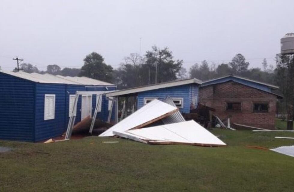 El temporal desprendió el techo de una escuela en Irigoyen