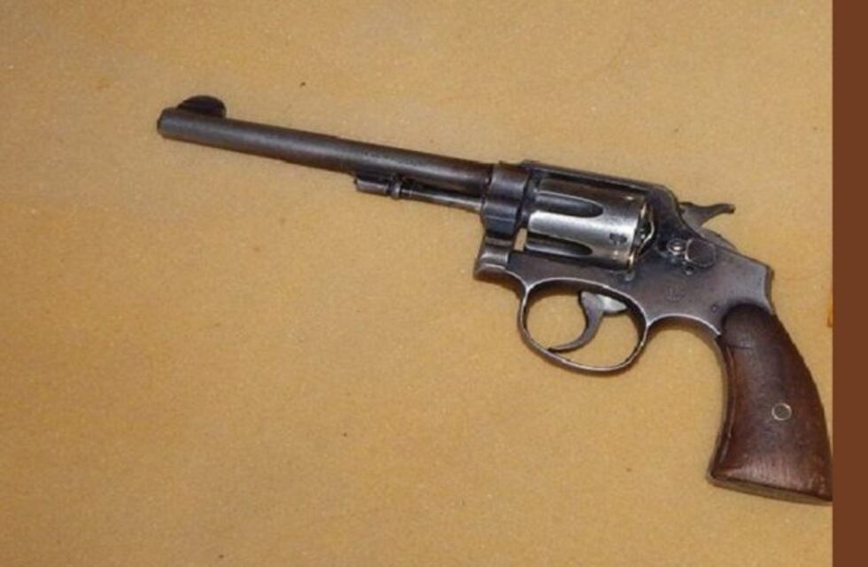 Chico de 14 años tenía un revolver calibre 38 y fue denunciado por su madre