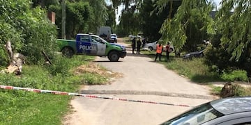 Melchor Romero: efectivos de la Policía trabajando en la escena del triple crimen\u002E (Foto: Diario El Día)