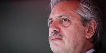 AME4673\u002E MONTEVIDEO (URUGUAY), 14/11/2019\u002E- El presidente electo de Argentina, Alberto Fernández (c), y el candidato a presidente de Uruguay por el Frente Amplio, Daniel Martínez (fuera de cuadro), ofrecen declaraciones a la prensa en un restaurante este jueves, en Montevideo (Uruguay)\u002E Alberto Fernández ya visitó Uruguay cuando todavía era candidato presidencial y se reunió con el exmandatario José Mujica (2010-2015), con quien volvió a coincidir recientemente en Buenos Aires\u002E EFE/ Raúl Martínez