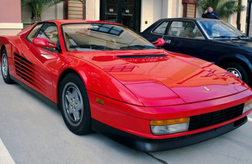 Video viral: una Ferrari en pleno centro rosarino chocó un auto estacionado