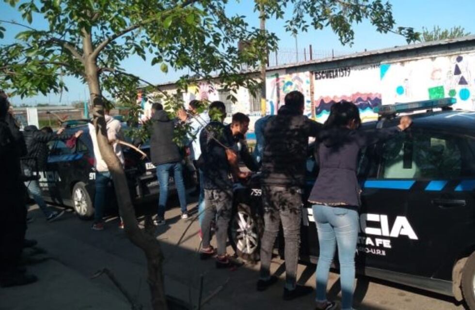 Desbaratan dos fiestas clandestinas y demoran a más de 50 jóvenes