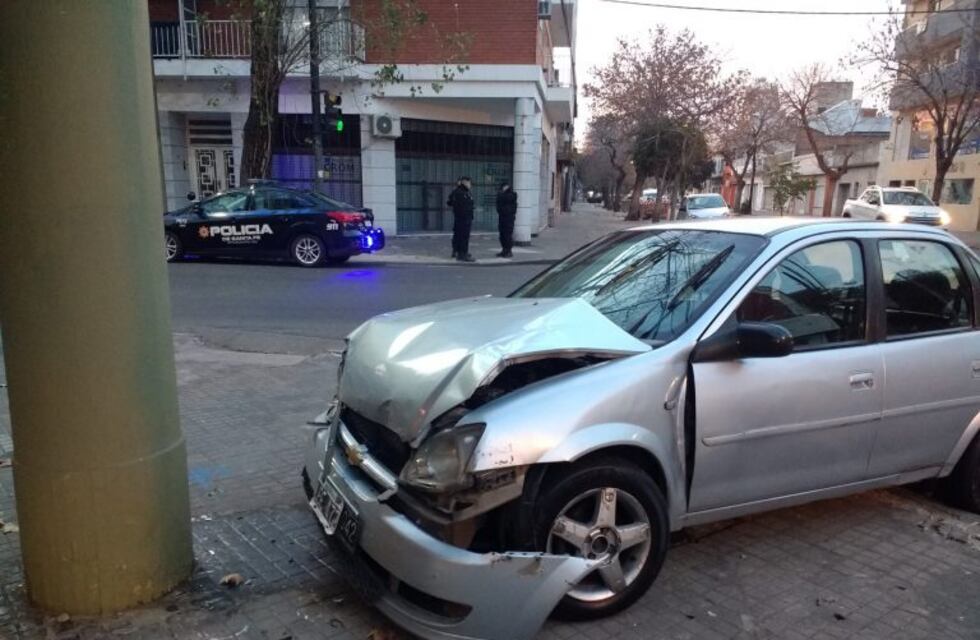 Remis obvió la luz roja y chocó a otro auto en al esquina de San Nicolás y Catamarca