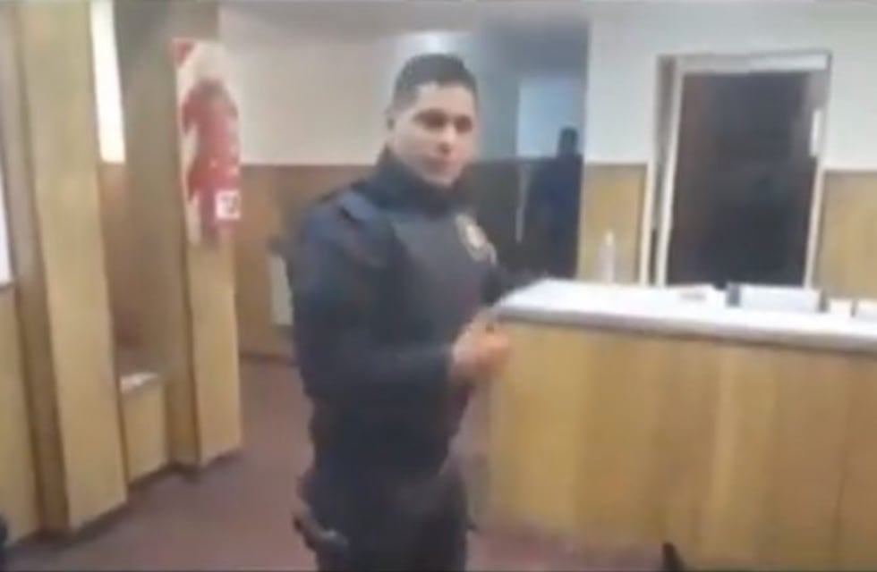 El conmovedor gesto de un policía marplatense con los perros callejeros