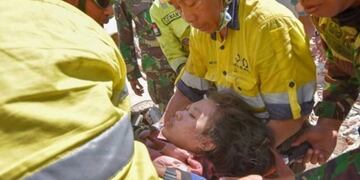 Mujer rescatada con vida en Indonesia