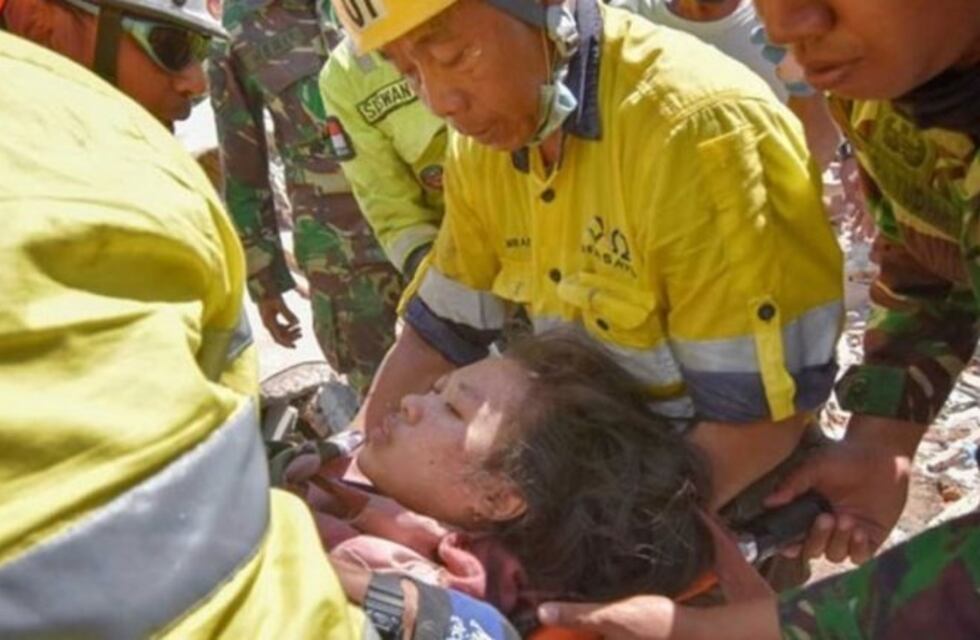 Terremoto en Indonesia: rescataron a una sobreviviente atrapada entre los escombros
