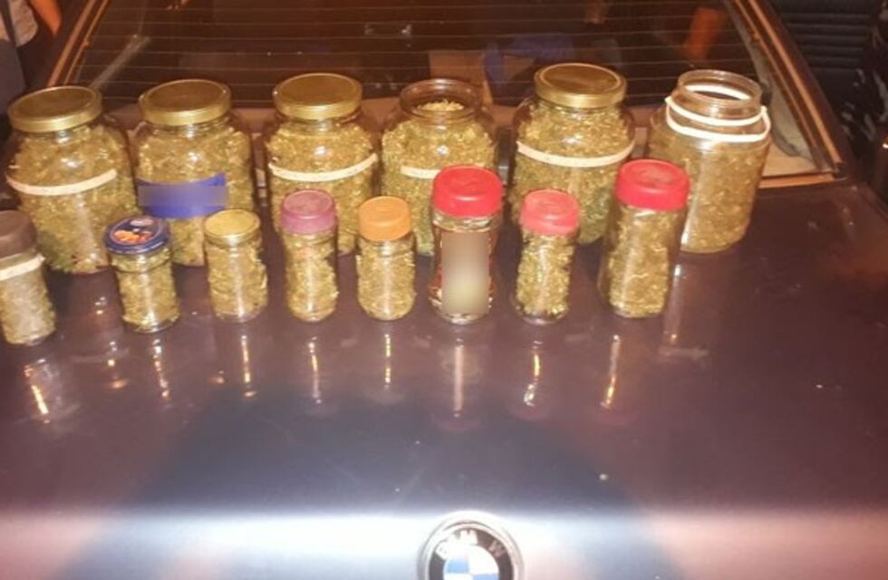 Llevaban frascos de marihuana en un BMW y fueron detenidos