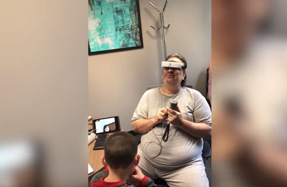 El emotivo momento en el que un hombre volvió a ver tras 20 años de ceguera