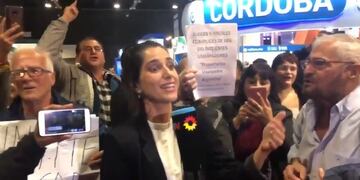 Video: militantes K hostigaron a una periodista de TN en la presentación del libro de Cristina Kirchner