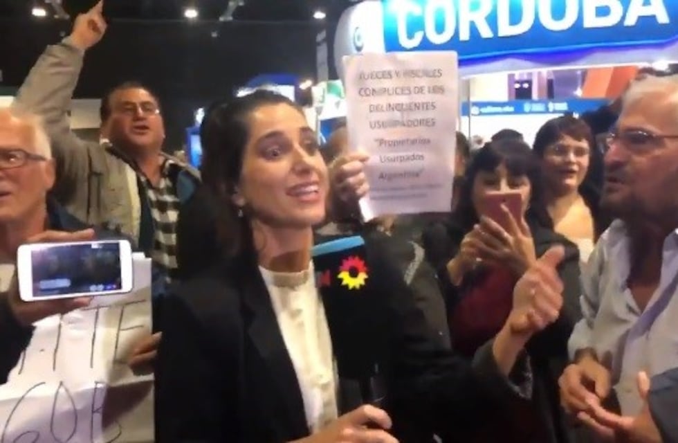Militantes K hostigaron a una periodista de TN en la presentación del libro de Cristina Kirchner