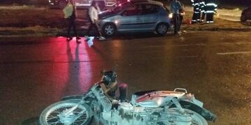 Un motociclista herido tras chocar contra un auto