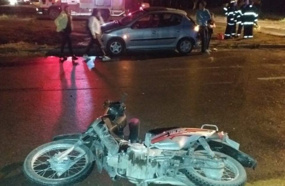Un motociclista chocó contra un auto cerca de la rotonda de Grünbein