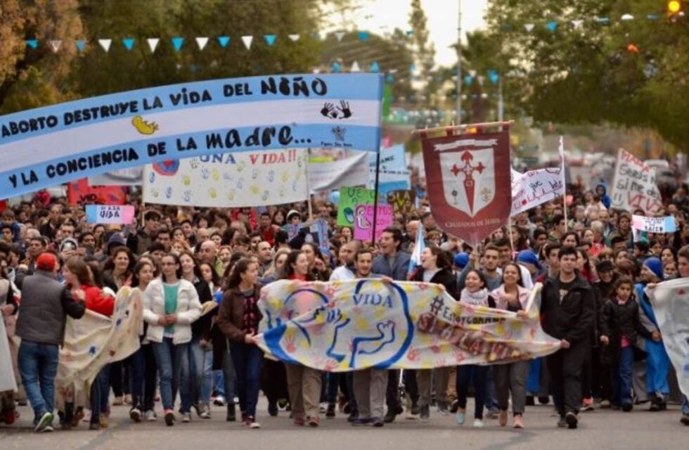 Multitudinaria marcha en contra del aborto en Mendoza