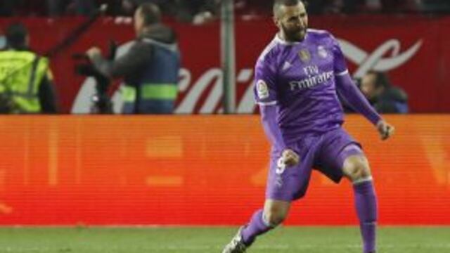 GRA531. SEVILLA, 12/01/2017.- El delantero francu00e9s del Real Madrid, Karim Benzemu00e1, celebra el tercer gol del equipo madridista durante el encuentro correspondiente a la vuelta de los octavos de final de la Copa del Rey, que han disputado esta noche frente