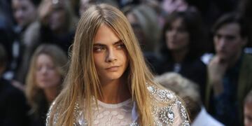 REFILE - CORRECTING NAME OF FASHION SHOWrnrnModel Cara Delevigne presents a creation from the Burberry Prorsum Spring/Summer 2014 collection during London Fashion Week September 16, 2013. REUTERS/Suzanne Plunkett (BRITAIN - Tags: FASHION) londres inglaterra Cara Delevigne semana de la moda londres 2013 moda modelo desfile coleccion primavera verano 2014 moda desfile coleccion Burberry Prorsum