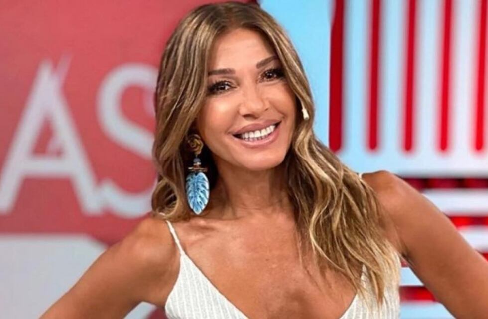 Con guantes y calza engomada, Catherine Fulop demostró que puede ponerle sensualidad hasta a la limpieza