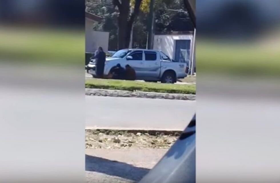 Dejó su camioneta mal estacionada, le pusieron un cepo y lo destruyó