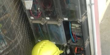 Operarios del DPEC controlando medidores en un barrio de Corrientes\u002E