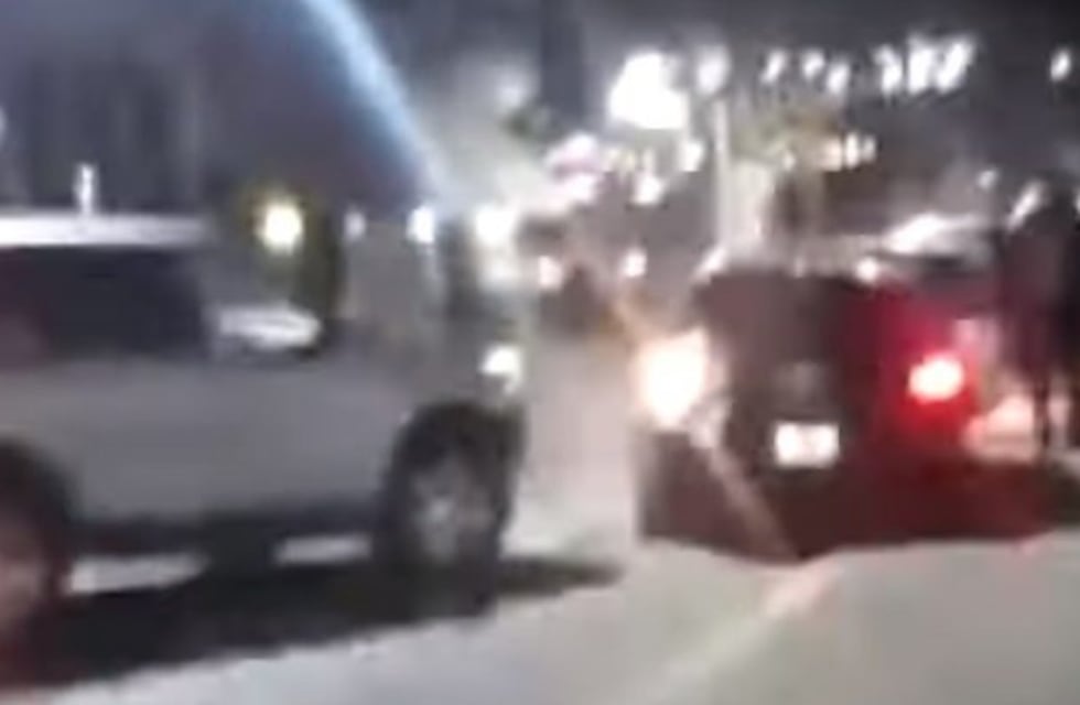 Quedó grabado: se enfureció al ver a su pareja con otra y le destrozó el auto