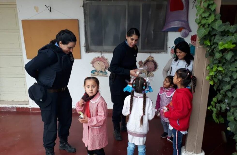 Sin descanso: policías reparten el tiempo entre el trabajo y campañas solidarias