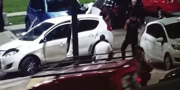 Barras de Boca y Vélez se enfrentaron a los tiros y pedradas en Villa Luro (Foto: Policía de la Ciudad)