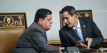 CAR001\u002E CARACAS (VENEZUELA), 15/01/2019\u002E- El presidente de la Asamblea Nacional de Venezuela, Juan Guaidó (d), conversa con el primer vicepresidente de la Asamblea Nacional, Edgar Zambrano, en el hemiciclo de sesiones del organismo hoy en Caracas (Venezuela)\u002E La Asamblea Nacional de Venezuela (AN, Parlamento), de contundente mayoría opositora, acordó hoy declarar al jefe del Estado, Nicolás Maduro, como un \
