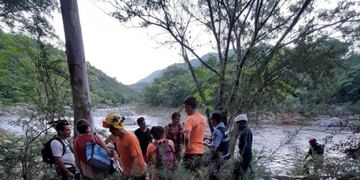 La Paisanita: dos personas fueron rescatadas tras la creciente del río