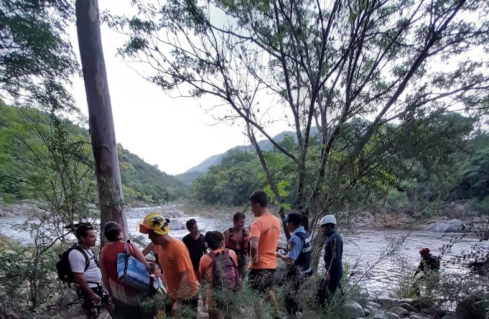 La Paisanita: dos personas fueron rescatadas tras la creciente del río