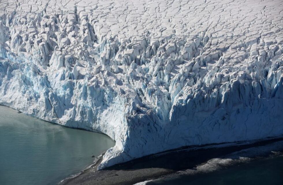 Encuentran indicios de un volcán activo bajo hielo de la Antártida