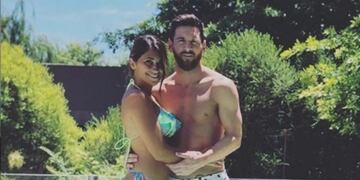 Anto y Lio Messi disfrutan de la pileta en Rosario