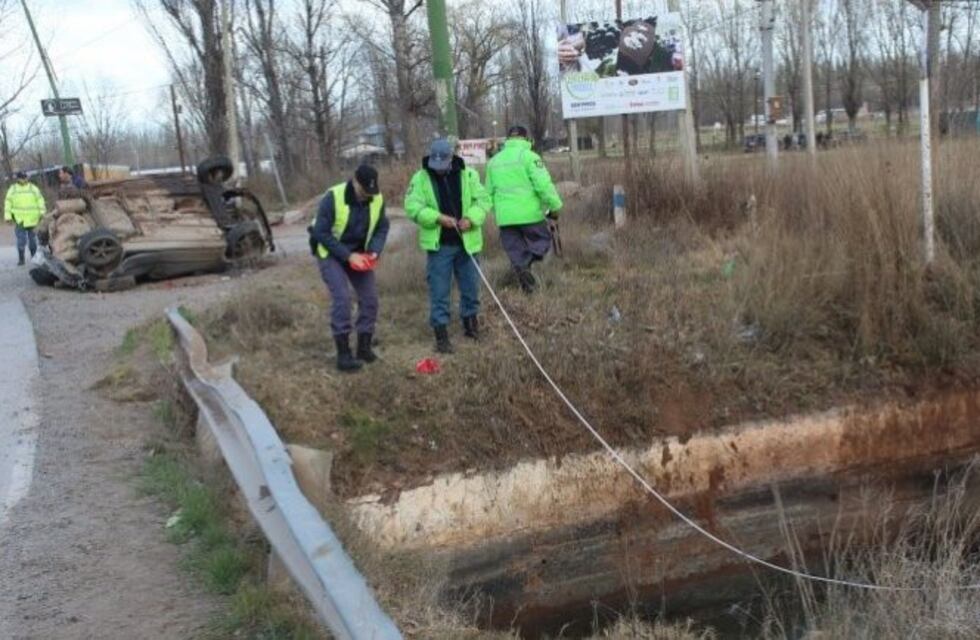 Centenario: huyó de un control de tránsito, chocó y murió