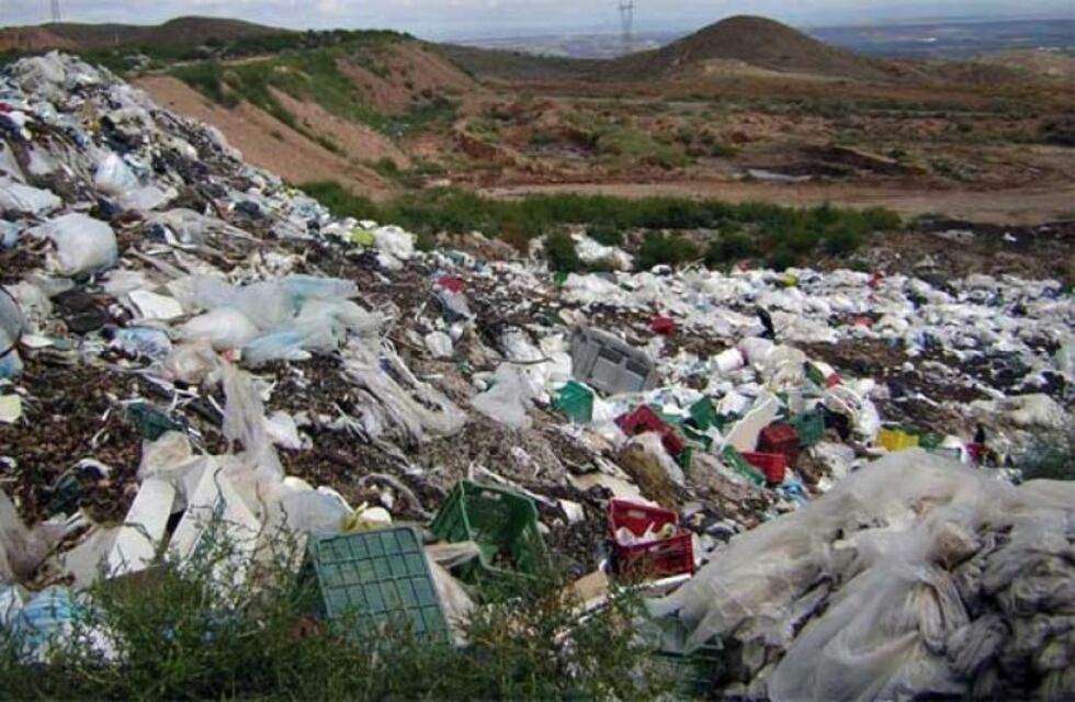 Dio a luz en un baño, metió al recién nacido en una bolsa, y lo tiró a la basura