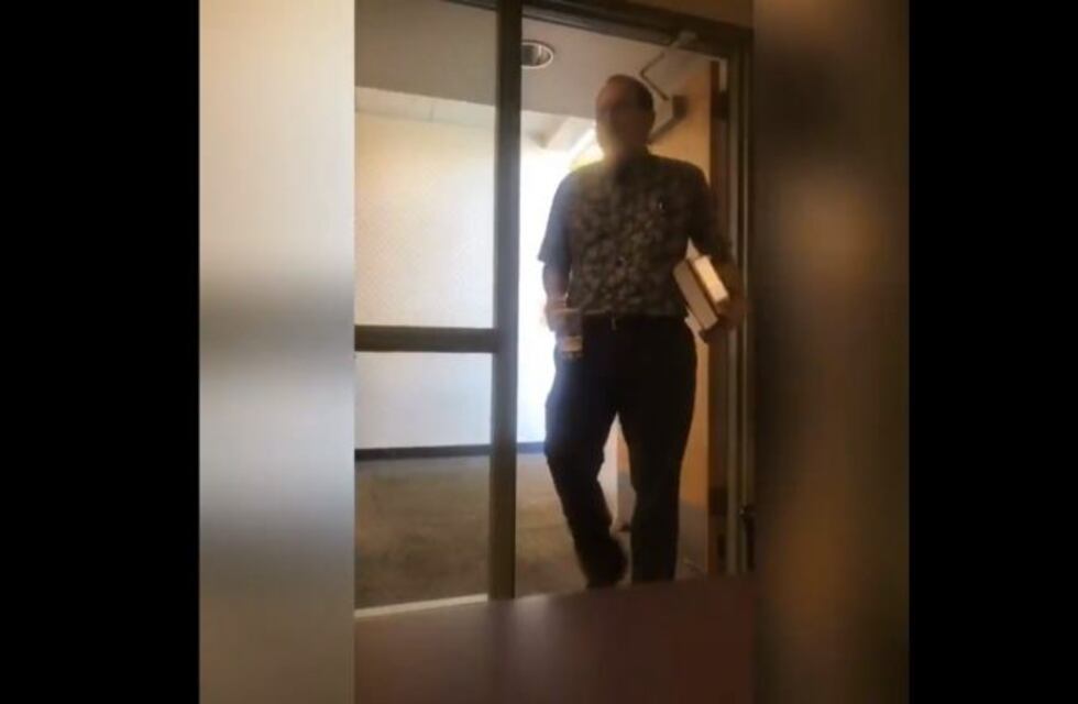 Grabó el saludo de su profesor durante seis meses y se hizo viral