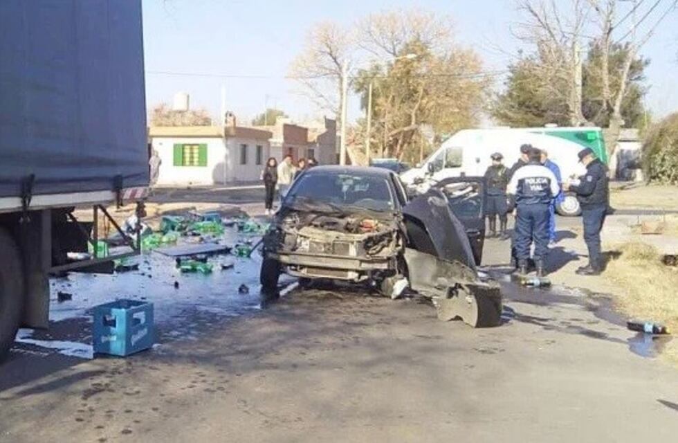 Violento choque: gaseosas y cervezas esparcidas sobre el asfalto