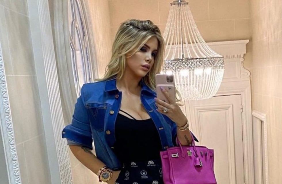 Wanda Nara posó en la pileta de su casa, de espaldas y sobre un inflable: "Verano parisino"