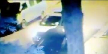 Difundiu00f3 el video en el que chocan su auto estacionado y logru00f3 que aparezca el culpable de la colisiu00f3n.