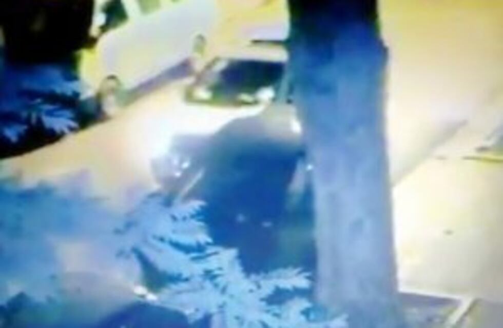 Le chocaron el auto estacionado, todo quedó grabado y encontró al autor de la colisión gracias a difundir el video