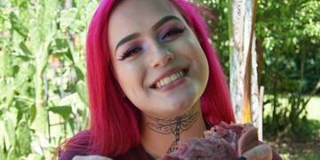 La instagrammer que es furor en las redes por comer carne cruda