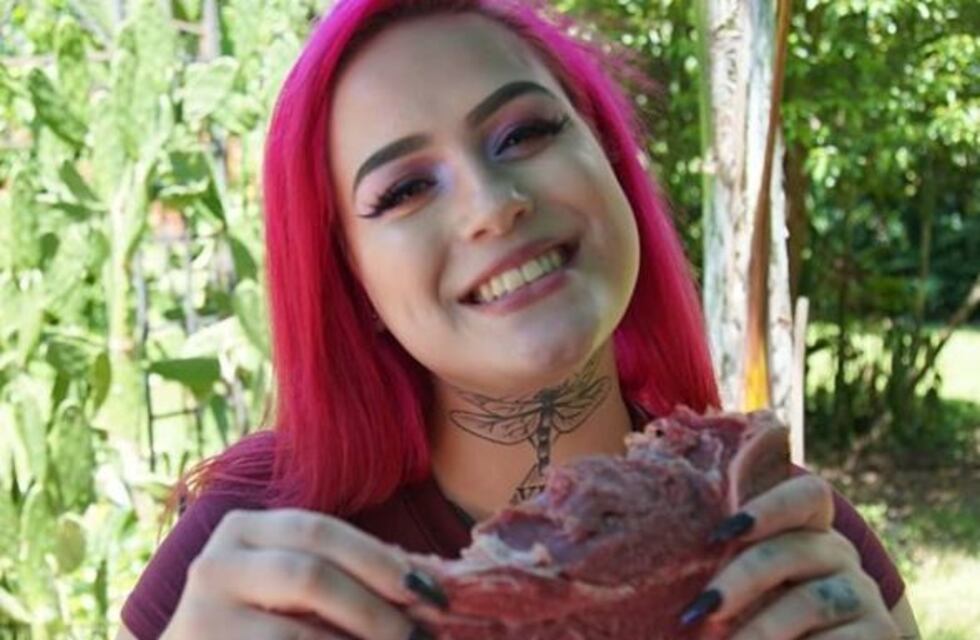 La instagrammer que es furor en las redes por comer carne cruda