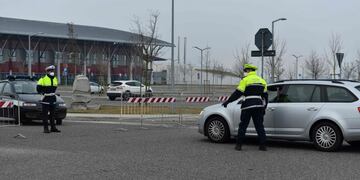 Policemen block the access to Schiavonia hospital in Monselice, near Venice on February 24, 2020 amid fears over the spread of the COVID-19\u002E - Under the shadow of a new coronavirus outbreak, Italy took drastic containment steps as worldwide fears over the epidemic spiralled\u002E (Photo by MARCO SABADIN / AFP)