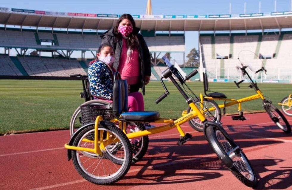 Se entregaron bicicletas adaptadas a personas con dificultades de bajos recursos