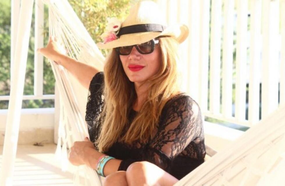 Flor De La V se dio vuelta con su auto