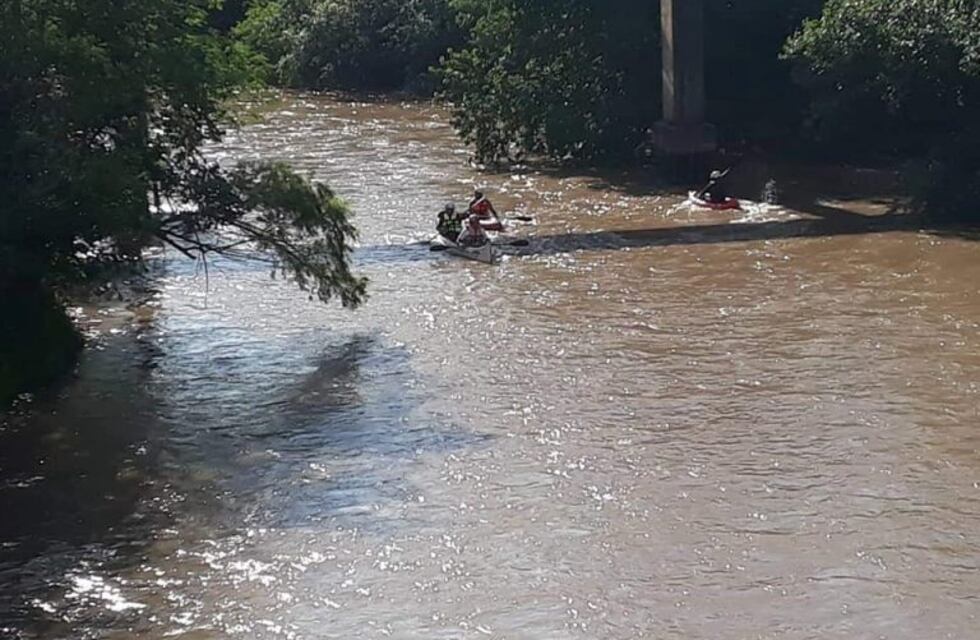 Continúa la búsqueda del joven que se arrojó al río en Villa del Tránsito