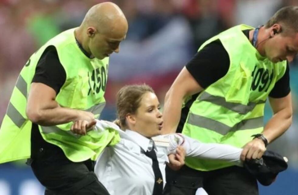 Un grupo feminista se adjudicó la invasión al campo de juego en la final