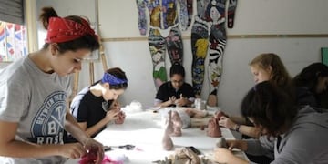 Uno de los establecimientos es la Escuela Provincial de Danzas N° 5032 \