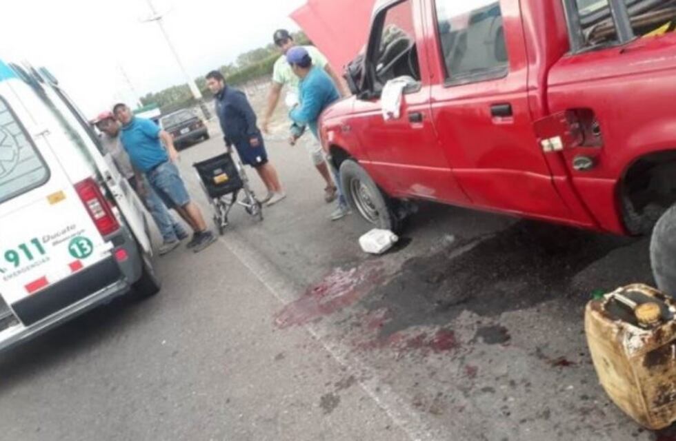 Arreglaban la camioneta y los atropelló un camión de cosecha