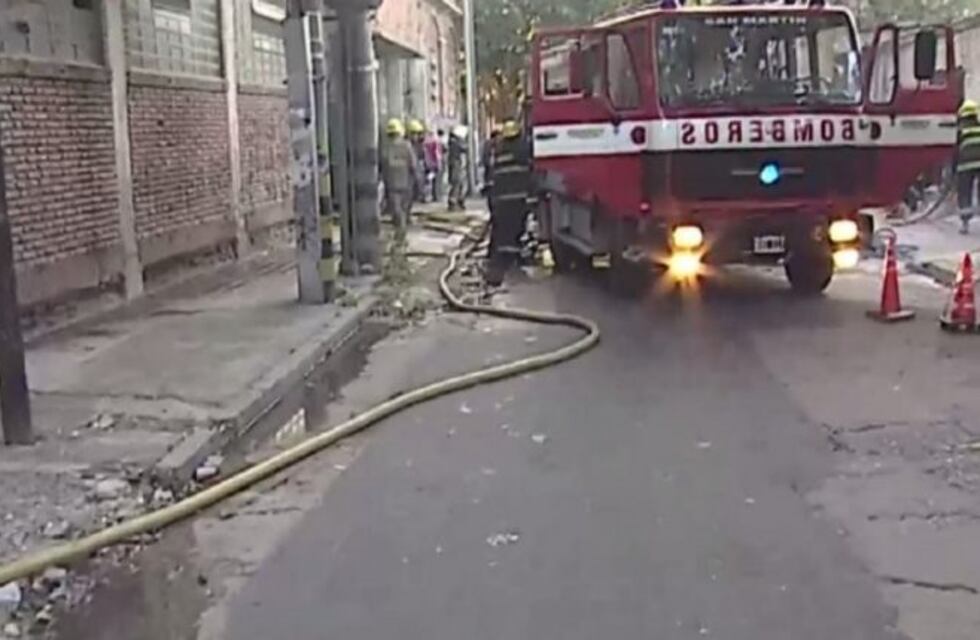 Incendio en una fábrica textil en San Martín: los bomberos rescataron a siete personas