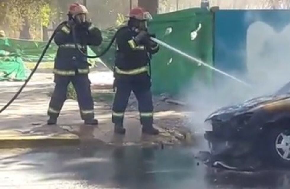 Bomberos evitan un accidente mayor al apagar el incendio de un auto