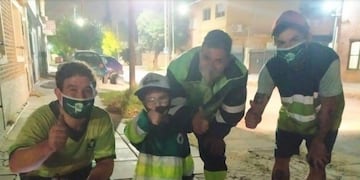 Mirko es fan de los recolectores de basura y recibió una gran sorpresa por su cumpleaños número cuatro (Foto: TN)